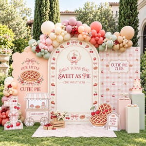 Puede incluir: Un conjunto de telón de fondo para fiestas con un arco central con el texto Emily Turns One Sweet As Pie, flanqueado por paneles con letreros de Our Little Cutie Pie y Cutie Pie Club, decorado con guirnaldas de globos, cerezas y tartas.