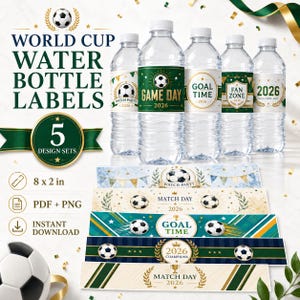 Könnte beinhalten: Fünf klare Kunststoff-Wasserflaschen mit dekorativen Etiketten zum Thema Fußball, inklusive Texten wie GAME DAY 2026, GOAL TIME und FAN ZONE. Darunter befinden sich fünf flache, rechteckige Papieretiketten mit passenden Fußballgrafiken, die 20,3 x 5,1 cm messen.