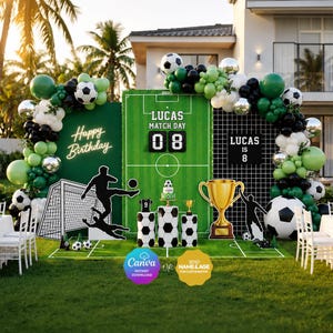 Puede incluir: Decoración de fiesta de cumpleaños con temática de fútbol con globos verdes, negros y blancos, un telón de fondo de campo de fútbol y un trofeo dorado. La configuración incluye una tarta de balón de fútbol y el texto "Happy Birthday" y "Lucas Match Day 08".