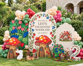 Può includere: Uno sfondo per feste con tre pannelli ad arco illustrati con funghi rossi, fragole e mirtilli. Il pannello centrale riporta la scritta WELCOME TO LEO'S ENCHANTED WOODLAND LEO TURNS 2. Include grappoli di palloncini e un numero 2.