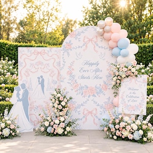 Può includere: Un set di pannelli per matrimoni con un arco recante il testo "Happily Ever After Starts Here", un pannello rettangolare con "Welcome to the Celebration of Love" e una sagoma di coppia, decorati con fiocchi rosa, rose e palloncini azzurri.