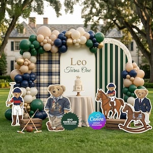 Op de afbeelding: Een verjaardagsfeestje met een ballonnenboog in groen, marineblauw, goud en beige. Uitsparingen van een polospeler, een beer en een paardenruiter worden getoond. Een taart en de tekst "Leo Turns One" zijn ook zichtbaar. De scène speelt zich af op een groen gazon.