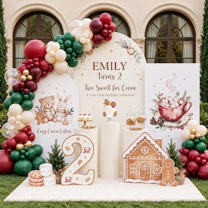 Può includere: Un allestimento per compleanno con un arco di palloncini bordeaux, verde bosco, crema e oro. Lo sfondo include pannelli con il testo Emily turns 2, Two Sweet for Cocoa e Cozy Cocoa Cuties, insieme a una torta, biscotti e una sagoma di casa di pan di zenzero.