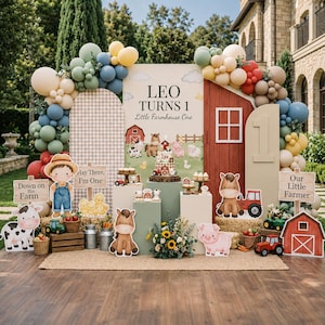 Könnte beinhalten: Eine Geburtstagsdekoration im Bauernhof-Thema mit einem großen Hintergrund, der den Text LEO TURNS 1 Little Farmhouse One trägt, umgeben von Ballonbögen in Blau-, Grün-, Rot- und Beigetönen sowie Pappaufstellern von Bauernhoftieren und Traktoren.