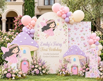Può includere: Un set di decorazioni per feste con un pannello ad arco recante la scritta Emily's Fairy First Birthday A Little Enchanted Garden Celebration, due sagome a forma di fungo, un numero uno e palloncini rosa, viola e crema.