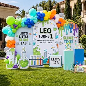 Può includere: Un allestimento per feste a tema scientifico con tre fondali ad arco decorati con grafiche di slime, illustrazioni di attrezzature da laboratorio e scritte come Leo's Little Slime Lab, Leo Turns 1 e Slime Time, con un arco di palloncini.