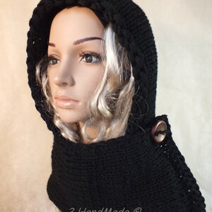 Peut inclure: Écharpe à capuche noire en tricot avec un gros bouton marron. L'écharpe est faite d'un fil doux et chaud, idéale pour vous tenir au chaud en hiver.