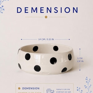 Op de afbeelding: Een witte keramische kom met zwarte stippen. De tekst DEMENSION staat bovenaan. Pijlen geven een diameter van 14 cm en een hoogte van 5 cm aan. Een kader onderaan herhaalt deze afmetingen van 14 cm en 5 cm, met de tekst PERFECT SIZE FOR EVERYDAY USE AND BEAUTIFUL SPACES.