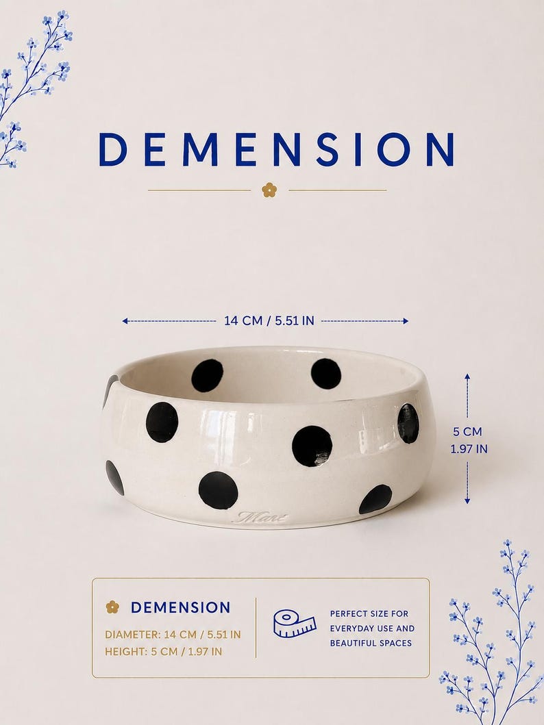 Op de afbeelding: Een witte keramische kom met zwarte stippen. De tekst DEMENSION staat bovenaan. Pijlen geven een diameter van 14 cm en een hoogte van 5 cm aan. Een kader onderaan herhaalt deze afmetingen van 14 cm en 5 cm, met de tekst PERFECT SIZE FOR EVERYDAY USE AND BEAUTIFUL SPACES.