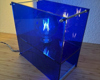 Lámpara de acrílico azul de diseño – Lámpara de mesa moderna de mediados de siglo – Lámpara minimalista enchufable – Lámpara de diseño hecha a mano