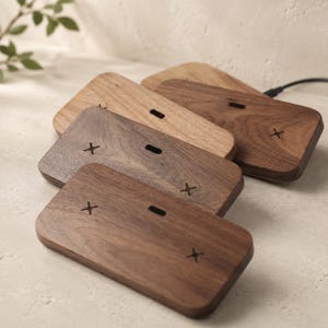Cargador inalámbrico doble de nogal macizo, base de carga Qi de 15 W para teléfonos, auriculares y relojes compatibles.