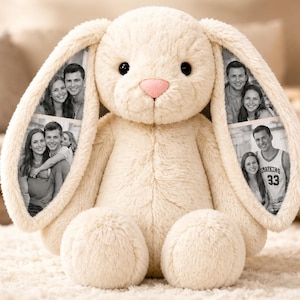 Könnte beinhalten: Ein cremefarbener Plüschhase mit langen, hängenden Ohren, die mit schwarz-weißen Fotos bedruckt sind. Der Text lautet: Personalized Photo Bunny Plush, Hide your favorite memories in the ears, Up to 4 custom black & white photos.
