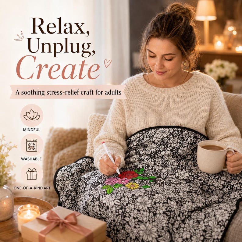 Pu&ograve; includere: Un tessuto artigianale con motivo floreale in bianco e nero e colorazione parziale in rosso, rosa, giallo e verde. Il testo recita: Relax, Unplug, Create, A soothing stress-relief craft for adults, MINDFUL, WASHABLE, ONE-OF-A-KIND ART.