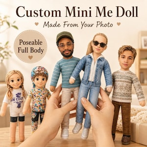 Può includere: Quattro bambole personalizzate con volti stampati realistici. Una indossa un berretto verde, occhiali e una maglia a righe. Un'altra indossa occhiali da sole e una giacca di jeans. Una ha i capelli intrecciati e una maglia bianca con testo.