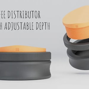 Puede incluir: Un distribuidor de café con profundidad ajustable. El producto se compone de una base gris oscuro y una parte superior naranja. El texto "COFFEE DISTRIBUTOR WITH ADJUSTABLE DEPTH" se muestra en negro.