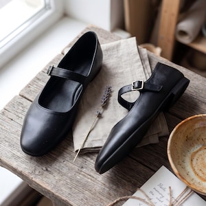 Zapatos Mary Jane negros de punta cuadrada, bailarinas de piel de oveja hechas a mano, zapatos vintage de una sola tira para mujer, calzado minimalista para la oficina y uso diario. Regalo ideal.