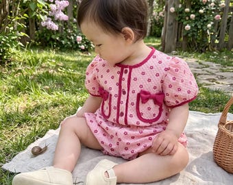 Completo estivo da ragazza in stile coreano con gonna e top a due pezzi con stampa floreale.