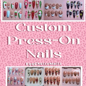 Op de afbeelding: Een collectie van op maat gemaakte press-on nagels met diverse ontwerpen, waaronder bloemenpatronen, aardbeimotieven, stripfiguren, French tips en kleurrijke strass-steentjes. De tekst Custom Press-On Nails en EggChelleNails is weergegeven.