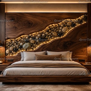 Pode incluir: Uma cama plataforma com estrutura de madeira escura e cabeceira com uma grande placa de madeira natural com um detalhe diagonal iluminado, preenchido com pedras de rio lisas e multicoloridas e luzes LED quentes.