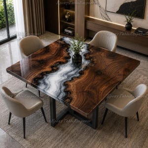 Könnte beinhalten: Ein quadratischer Esstisch mit einer Tischplatte aus Naturholz und einem zentralen Flussdesign aus weißem und grauem Epoxidharz, getragen von einem schwarzen Metallgestell, mit vier hellgrau gepolsterten Stühlen auf einem Teppich.