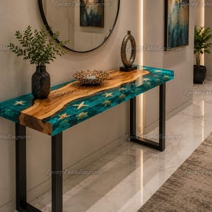 Mesa de console com borda natural em resina epóxi, estilo rio oceânico com conchas e estrelas-do-mar, mobiliário de entrada com inspiração costeira.