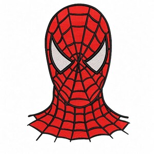 Könnte beinhalten: Ein gestickter Aufnäher, der eine rote Maske mit schwarzem Spinnennetz-Muster und zwei großen, weißen, mandelförmigen Augenlinsen zeigt. Das Design bedeckt den Kopf- und Halsbereich und ist mit einem schwarzen Rand auf weißem Hintergrund versehen.