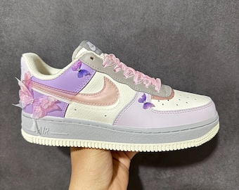 Zapatillas Air Force 1 AF1 personalizadas pintadas a mano, diseño de mariposa en morado y rosa.