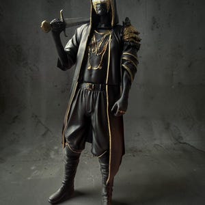 Peut inclure: Une figurine debout de guerrier encapuchonné portant une tenue noire avec des bordures dorées, un masque blanc avec des motifs bleus et une armure d'épaule superposée. La figurine tient une épée sur l'épaule droite et porte plusieurs colliers dorés.