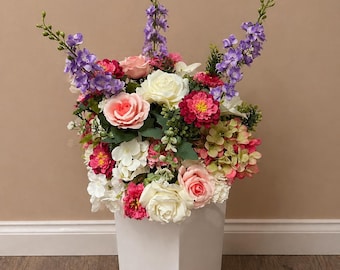 Kleurrijk bloemstuk, roze-paars bruiloftsstuk, bloemen in tuinstijl, kunstbloemstuk, decor evenement, zijden bloemen