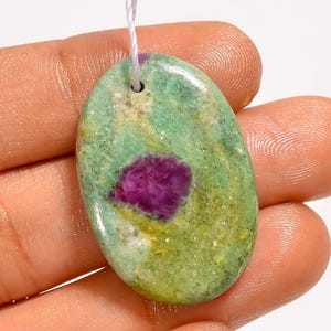 Colgante ovalado de fucsita rubí perforado de adelante hacia atrás – Fucsita verde con inclusiones de rubí, cabujón para la fabricación de joyas
