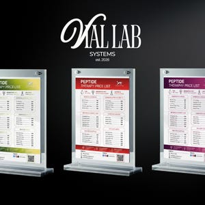 Puede incluir: Tres expositores acrílicos con listas de precios para terapia de péptidos. Cada soporte presenta una combinación de colores diferente: verde y amarillo, rojo y morado. El texto "VALLAB SYSTEMS est. 2026" está en la parte superior.