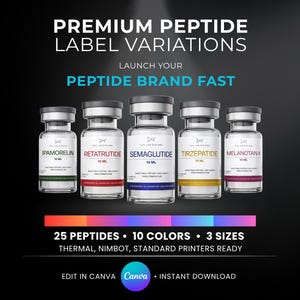 Op de afbeelding: Afbeelding van vijf vials met peptide labels, waaronder IPAMORELIN en RETATRUTIDE. De tekst luidt "PREMIUM PEPTIDE LABEL VARIATIONS" en "LAUNCH YOUR PEPTIDE BRAND FAST". Daaronder staat "25 PEPTIDES • 10 COLORS • 3 SIZES". Donkere achtergrond.
