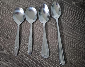 Lote de 4 cucharas vintage para bebé de la marca The First Years Venu Winco, de acero inoxidable.