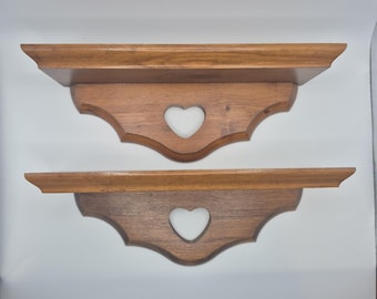 2 Vintage 10 3/4" Holzherz-Ausschnittregale, geschwungener Rand, Landhausstil