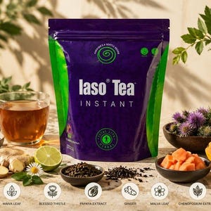 K&ouml;nnte beinhalten: Ein violetter und gr&uuml;ner Beutel Iaso Tea Instant mit wei&szlig;em Text. Der Beutel ist von Zutaten umgeben, darunter Ingwerwurzel, eine Limettenscheibe, eine Schale mit Papayast&uuml;cken, eine Schale mit getrockneten Teebl&auml;ttern und lila Distelbl&uuml;ten.