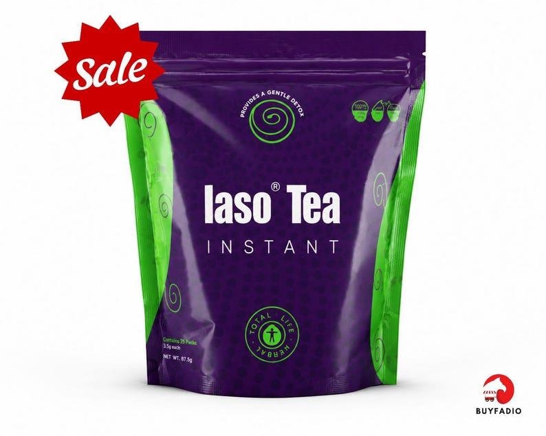 K&ouml;nnte beinhalten: Ein violetter und gr&uuml;ner Beutel Iaso Tea Instant. Die Vorderseite zeigt den Text Iaso Tea Instant, Provides a Gentle Detox und Total Life Herbal. Er enth&auml;lt eine rote Sternform mit dem Wort Sale und gibt an, dass er 25 Packungen zu je 2,5g enth&auml;lt, Nettogewicht 87,5g.