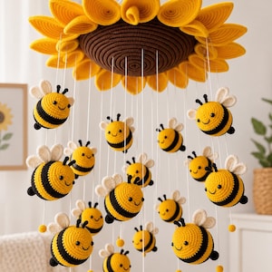 Può includere: Mobile per bambini fatto a mano all'uncinetto con un grande girasole giallo con un centro marrone. Diverse api sorridenti gialle e nere con ali bianche sono attaccate, sospese con fili. Un'incantevole decorazione per la cameretta.