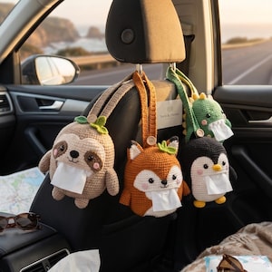 以下が含まれることがあります： 車内にある、ナマケモノ、キツネ、ペンギン、恐竜の形をしたかぎ針編みのティッシュボックスカバー。各カバーからティッシュが出てきます。車内にはサングラスと地図があり、風景が見えます。