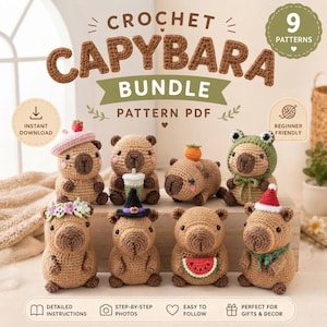 Peut inclure: Un graphique numérique pour un ensemble de modèles de capybara au crochet présentant neuf petites figurines de capybara beiges avec divers accessoires comme des chapeaux, une tranche de pastèque et une boisson, avec le texte CROCHET CAPYBARA BUNDLE PATTERN PDF.