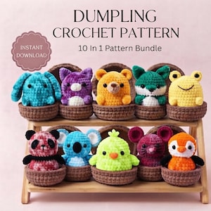 以下が含まれることがあります： DUMPLING CROCHET PATTERN 10 In 1 Pattern Bundleというタイトルのデジタル文書で、小さな茶色のバスケットに入った10体の小さなかぎ針編みの動物のフィギュアが写っています。動物は、青いウサギ、紫の猫、クマ、キツネ、カエル、パンダ、コアラ、ヒヨコ、ネズミ、ペンギンです。