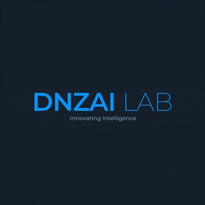 Op de afbeelding: Het logo van DNZAI LAB staat in een helderblauwe lettertype tegen een donkerblauwe achtergrond. Onder de bedrijfsnaam staat de slogan "Innovating Intelligence" in een kleiner, lichter blauw lettertype.