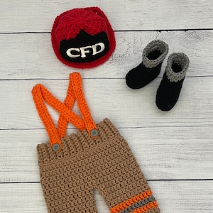 Baby Boy Brandweerman Brandweerman Hoed Outfit 4pc Haak Broek Set w/Susp en Laarzen, Pasgeboren, 0-3M, Foto Prop - OP BESTELLING GEMAAKT