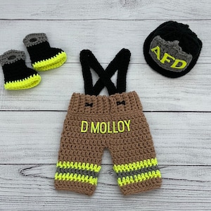 Baby Boy Brandweerman Brandweerman Hoed Outfit 4pc Haak Broek Set w/Susp en Laarzen, Pasgeboren, 0-3M, Foto Prop - OP BESTELLING GEMAAKT