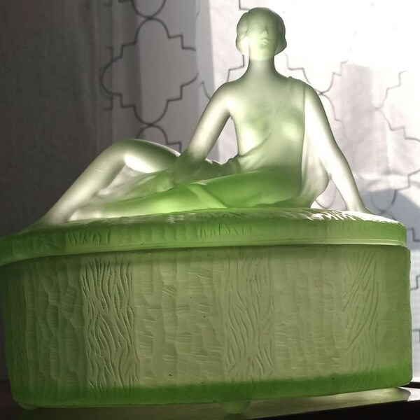 Antique RAMSES PARIS New York Green Satin Glass Powder Jar Art Deco Vaseline Uranium Glass