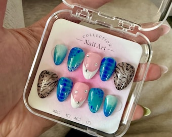 Uñas postizas pintadas a mano: almendra corta, degradado azul, estampado animal.