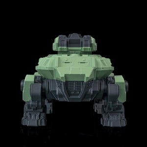 Può includere: Modello stampato in 3D di un veicolo futuristico simile a un carro armato, verde e nero. Il modello presenta un design dettagliato e squadrato con una torretta e più gambe. La combinazione di colori è principalmente verde con accenti neri, su sfondo nero.
