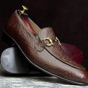 Handgemaakte heren loafers van bruin rundleer met pythonstructuur _ Goodyear Welt slip-on mocassins