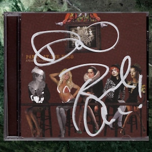 Może przedstawiać: Pudełko na płytę CD z okładką albumu "A Fever You Can't Sweat Out" zespołu Panic! at the Disco. Okładka przedstawia pięć postaci siedzących przy barze, na brązowym tle, z białym, ręcznie pisanym tekstem i podpisami.