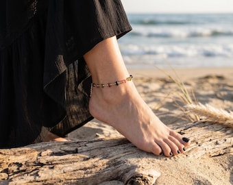 Tobillera de oro con cadena de turmalina multicolor estilo boho