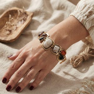 Grovt guldfärgat statementarmband, naturliga agatstenar, bohemiska vintagesmycken